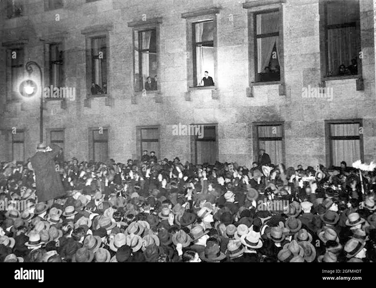 Hitler è in piedi nella finestra della Cancelleria del Reich e riceve l'ovazione dopo aver preso il potere il 30 gennaio 1933. Credit: Bundesarchiv tedesco Foto Stock