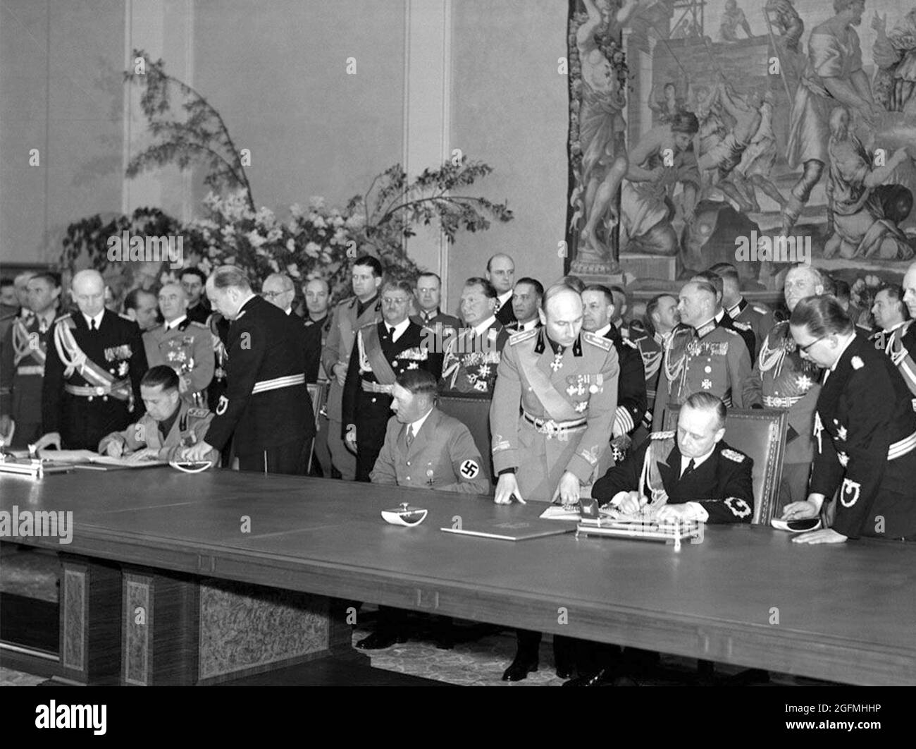 Il conte Galeazzo Ciano (in piedi tra) Adolf Hitler e Joachim Ribbentrop firmando il Patto d'acciaio (l'alleanza militare tra la Germania nazista e l'Italia fascista) il 22 maggio 1939 Foto Stock