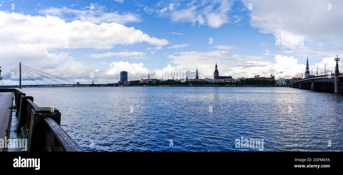 Riga, Lettonia - 19 Agosto, 2021: Il fiume Daugava e Akmens tilts Bridge con lo skyline di riga sullo sfondo Foto Stock