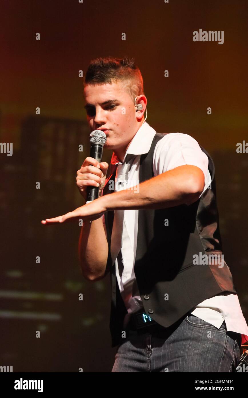 JOHANNESBURG, SUDAFRICA - 24 apr 2019: Cantante sotto luce rossa che si rapisce con scena scura Foto Stock