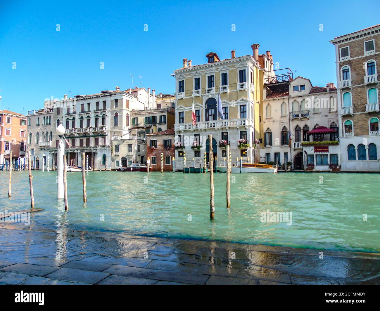 Vista panoramica di un Canal Grande vuoto grazie al COVID-19 a Venezia, Italia Foto Stock