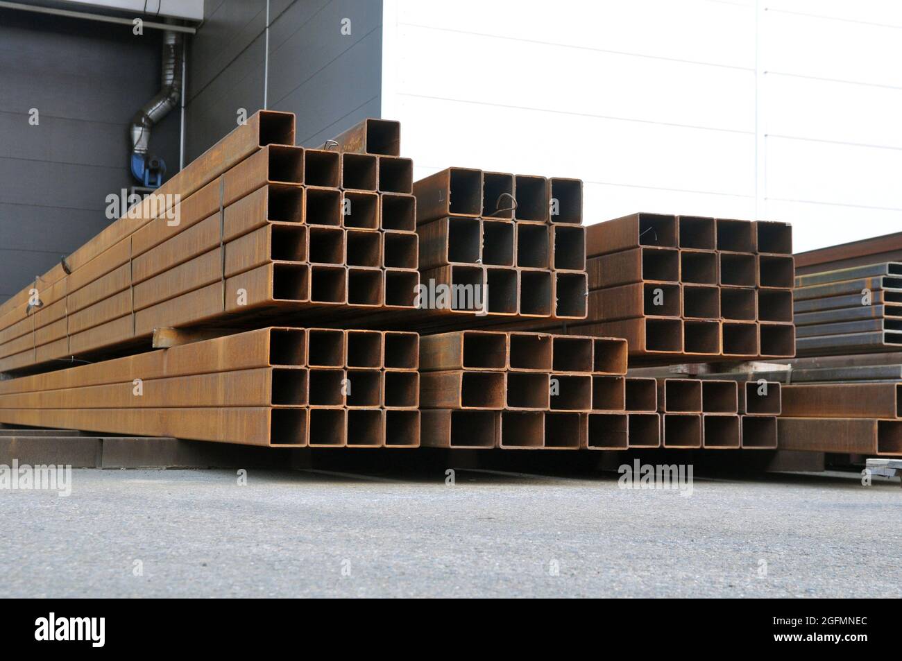 Stoccaggio di materiale di metallo laminato per la fabbricazione di strutture metalliche presso l'impianto. Industria. Foto Stock