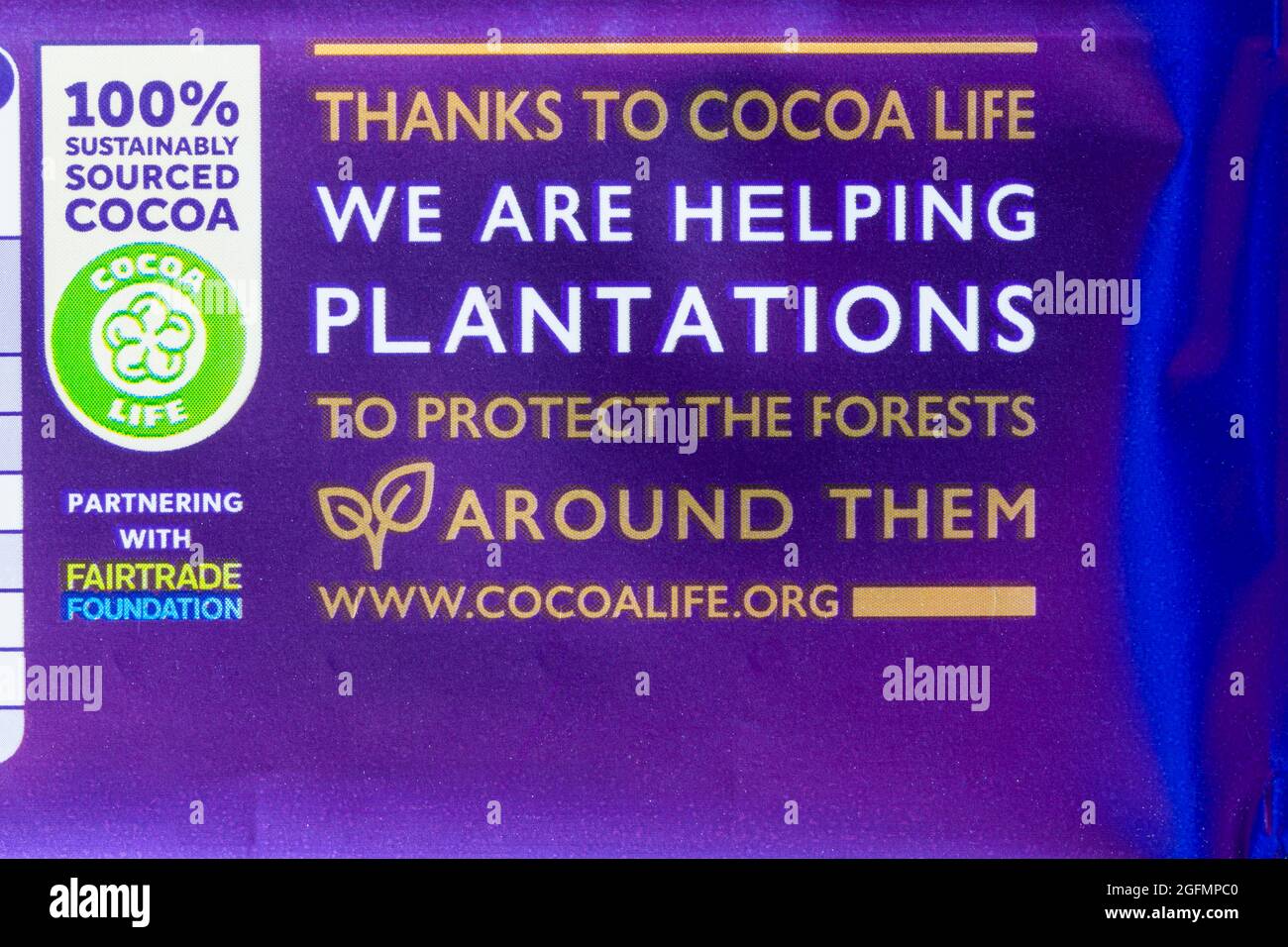 Il 100% di cacao è stato reperito in modo sostenibile grazie a Cocoa Life, stiamo aiutando le piantagioni a proteggere le foreste che li circondano collaborando con Fairtrade Foundation Foto Stock