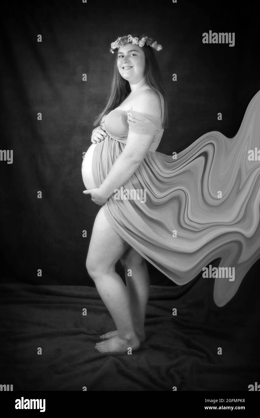 Donna incinta sovrappeso, giovane donna incinta con alto indice di massa corporea Foto Stock