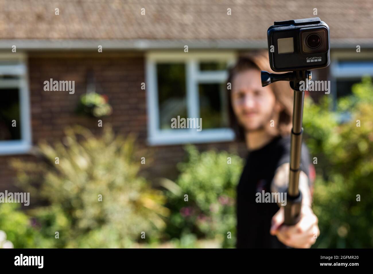 Suffolk, Regno Unito Giugno 01 2020: Una persona ha in mano una GoPro Hero 7 Black, una piccola Action Camera che può essere utilizzata in una varietà di circostanze, è comunemente noi Foto Stock