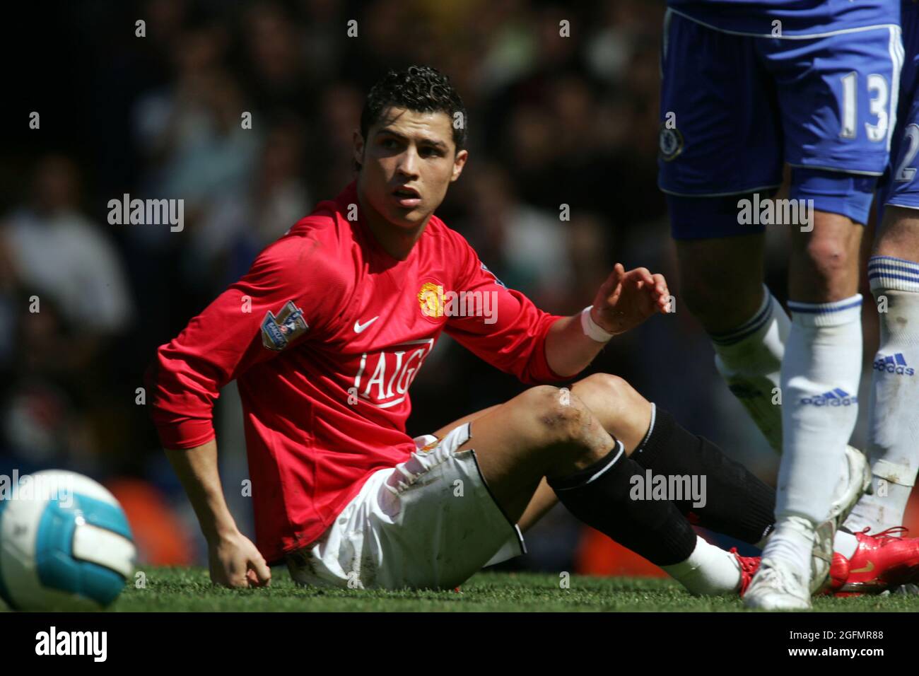 Chelsea contro Manchester United Premier League 26.4.08 Christiano Ronaldo Down Against chelsea pic by Gavin Rodgers/pixel 07917221968 Foto Stock