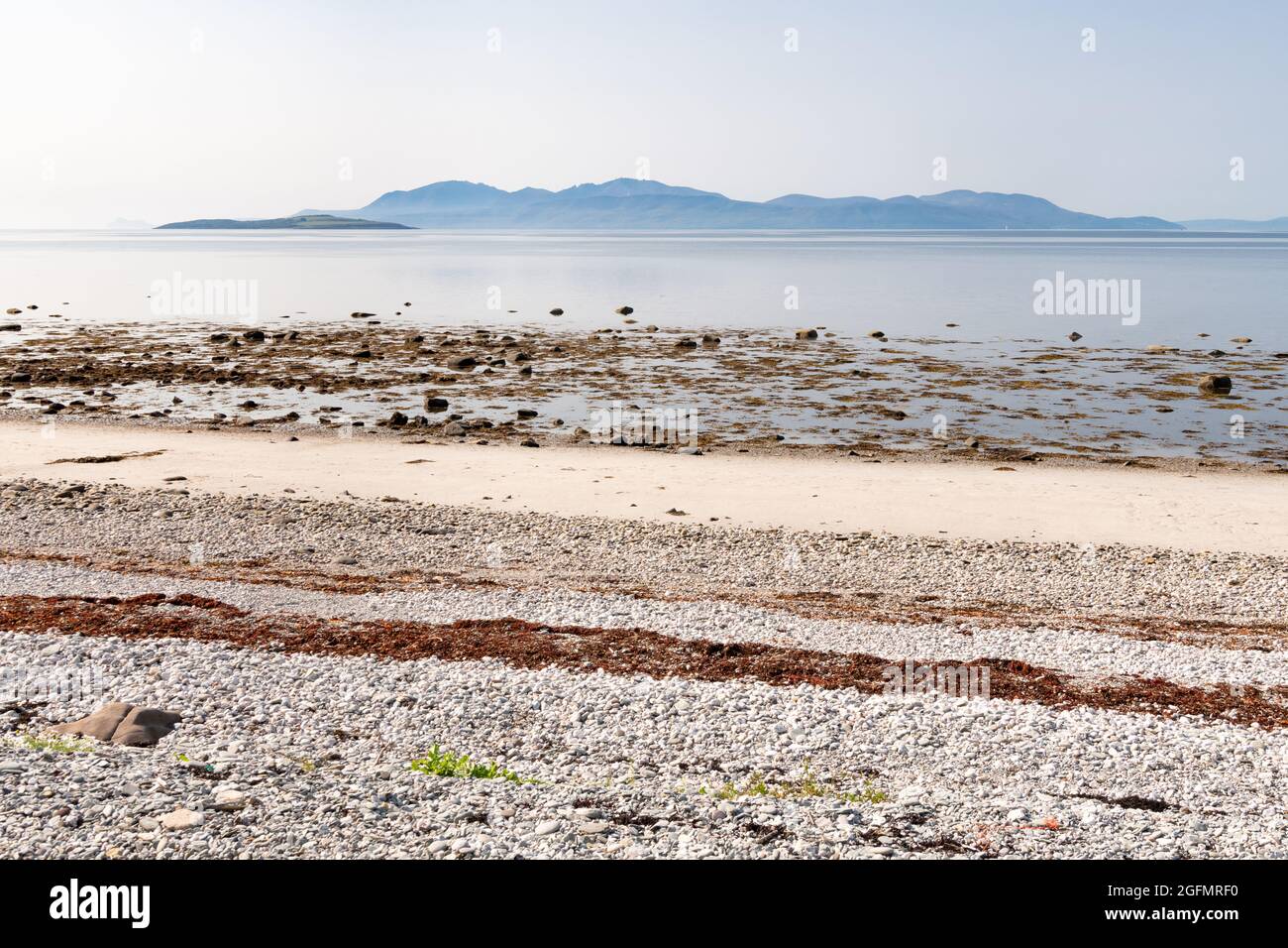 Kyles di Bute sulla costa occidentale di Bute che guarda ad Arran e l'isola di Inchmarnock, l'isola di Bute, Argyll e Bute, Scozia, Regno Unito Foto Stock