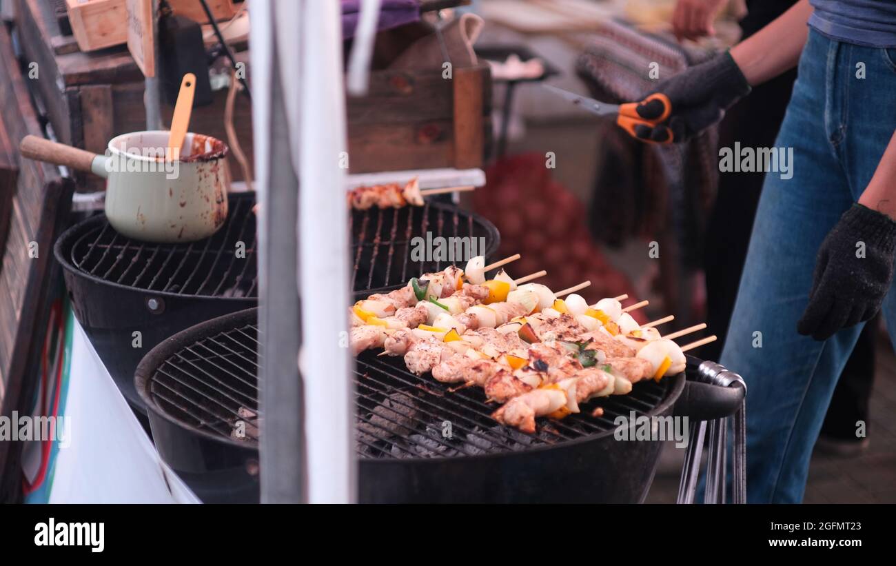 Meat BAR B Q Kabob aka Kebab Street vendor Pattaya Thailandia Foto Stock