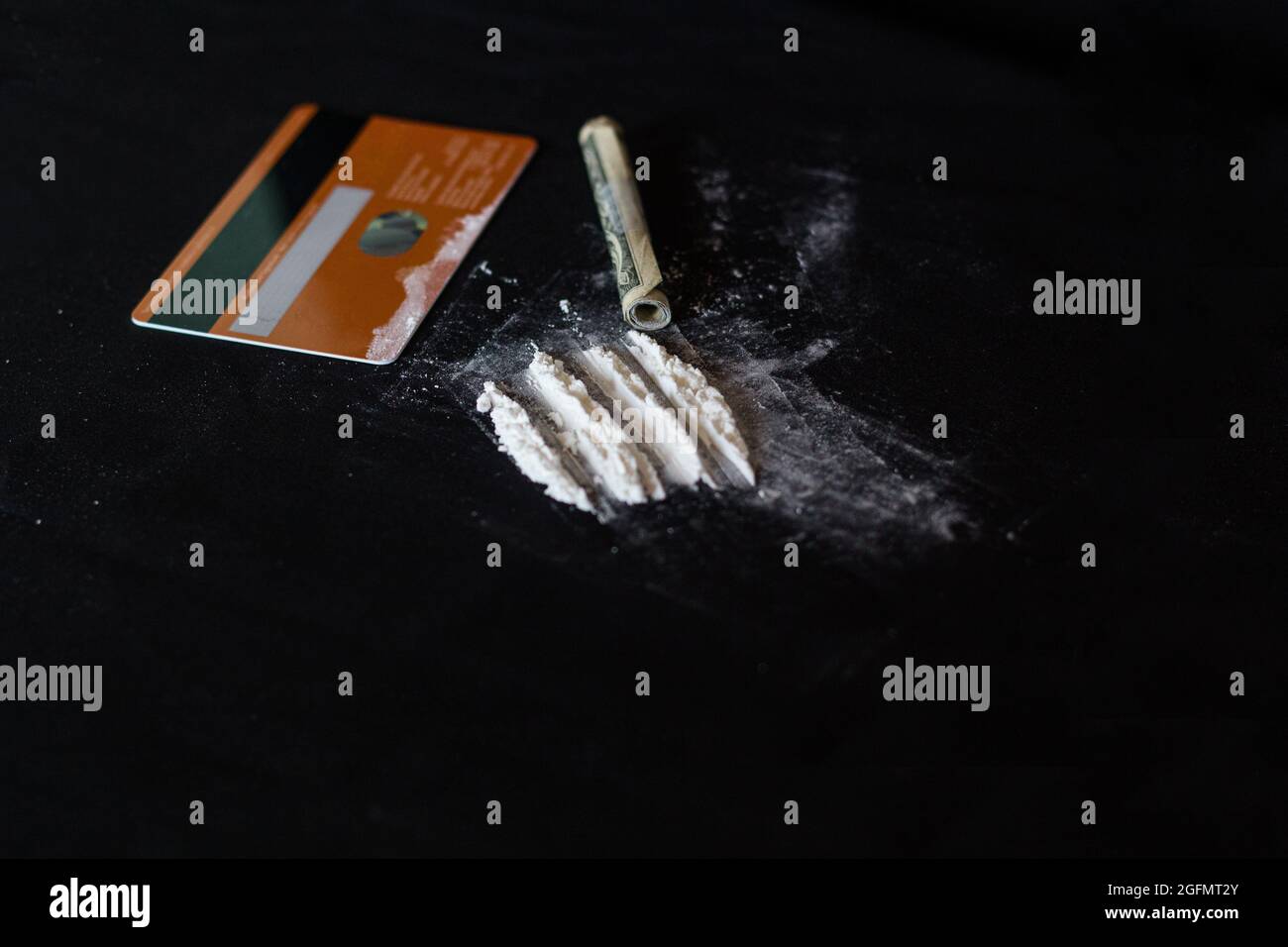 Linee di cocaina, carta di credito e un dollaro bill Foto Stock