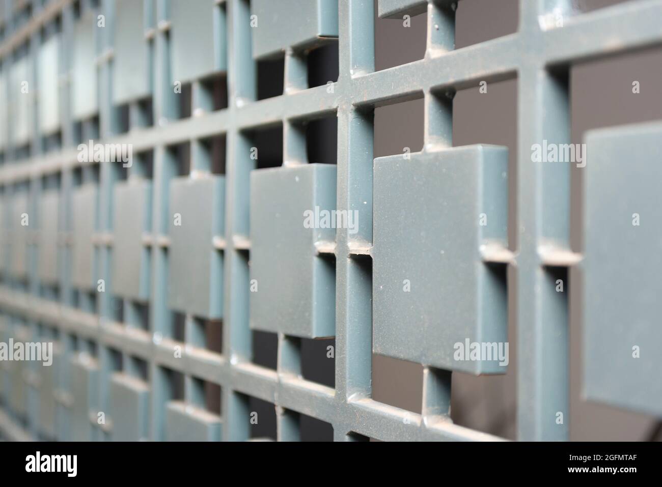 Tradizionale Brick brasiliano 'Cobogó' in metallo grigio. Creato per sfruttare la luce e la ventilazione senza rinunciare alla privacy, lasciate alo Foto Stock