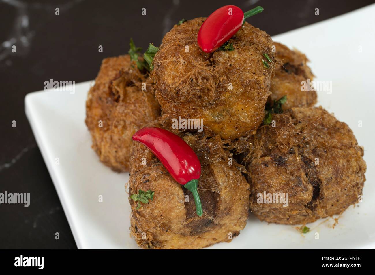 Un servizio di tauhu bergedil, un famoso piatto malese con salsa di soia piccante come salse. Sfondo sfocato Foto Stock