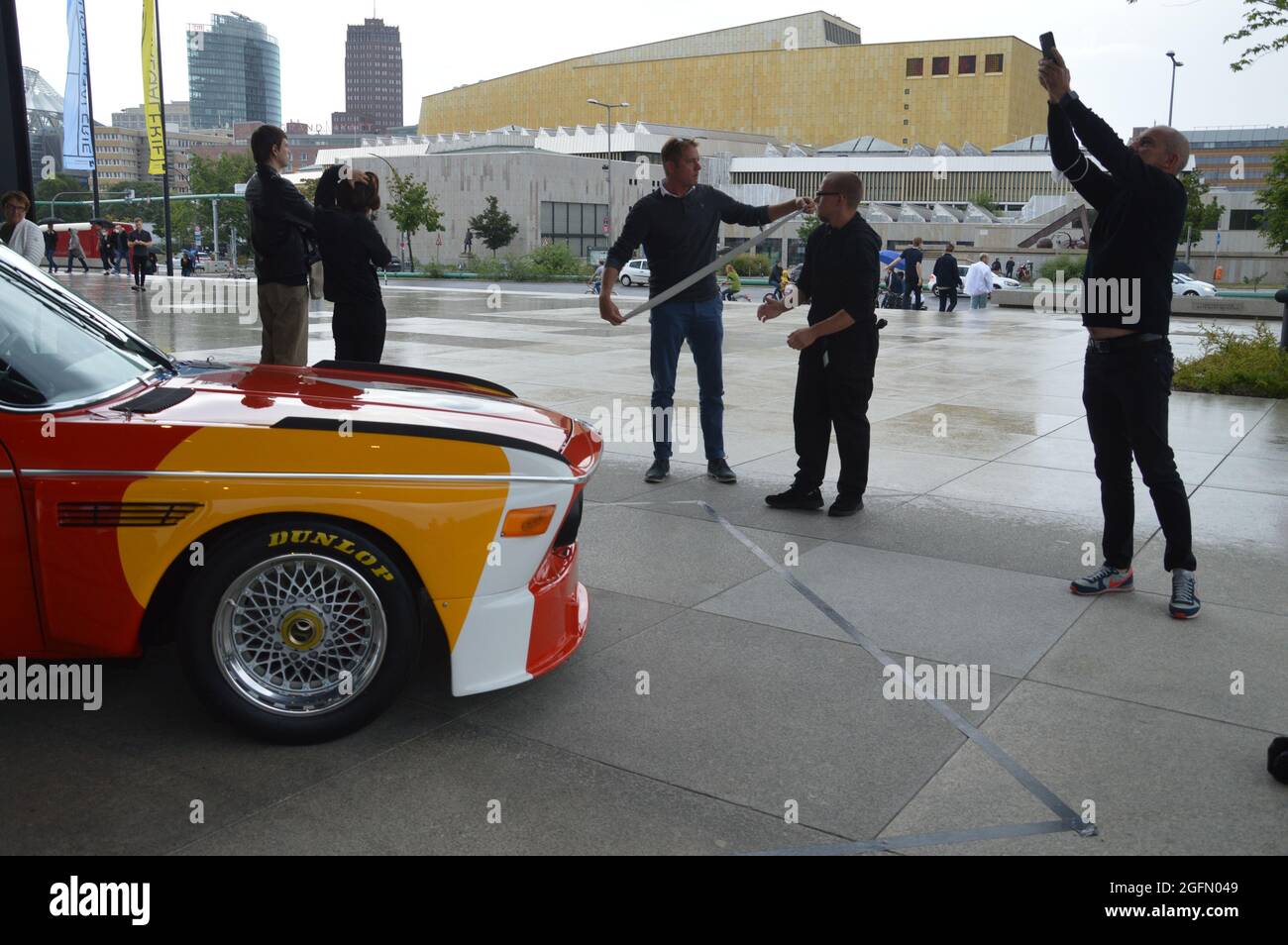 Alexander Calder BMW Art Car in mostra davanti alla Neue Nationalgalerie di Berlino, Germania - 22 agosto 2021. Foto Stock