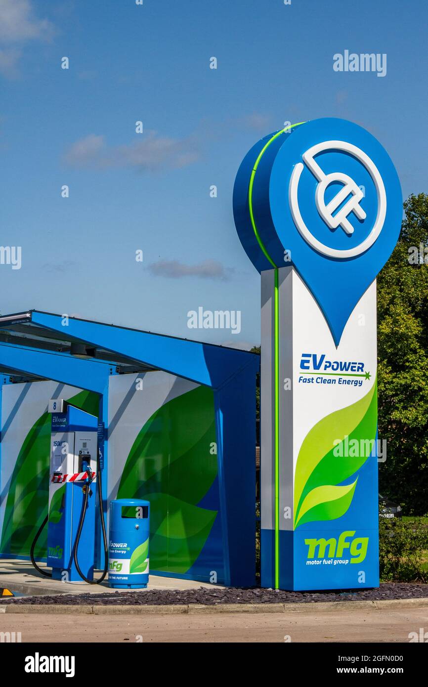 MFG Motor Fuel Group 150 kW EV Power 'Fast Clean Energy' stazione di ricarica auto a Parbold, Lancashire UK Foto Stock