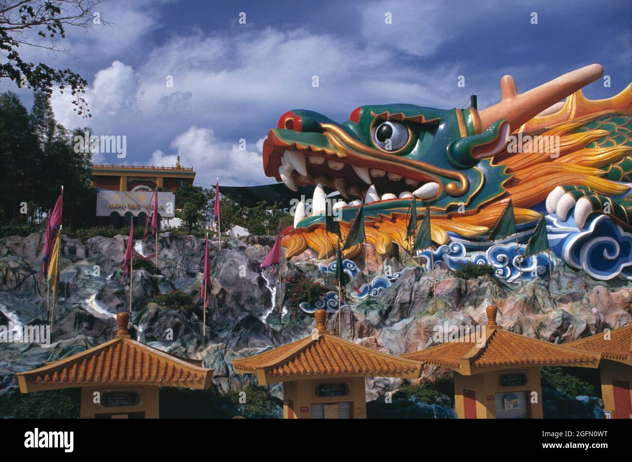 Singapore. Parco a tema storico di Haw Par Villa. Testa di scultura drago. Foto Stock