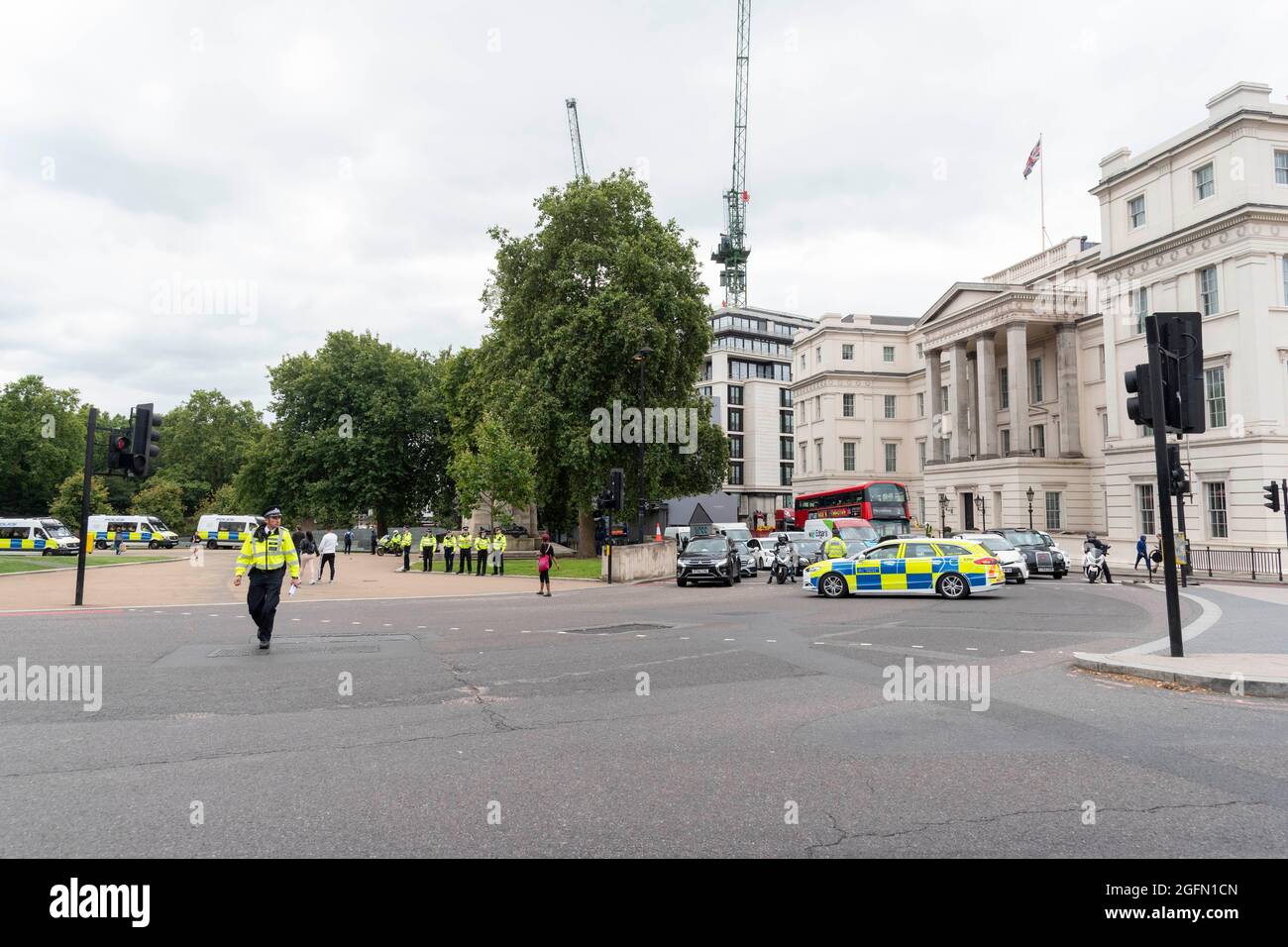 Londra, Regno Unito. 26 agosto 2021. La polizia chiude le strade davanti alla protesta della ribellione impossibile della estinzione.la protesta della ribellione impossibile della estinzione continua come manifestanti marcia da Hyde Park a Londra sotto il tema "Stop the HARM" contro il cambiamento climatico, il riscaldamento globale, e prevede di colpire le cause alla radice della crisi climatica ed ecologica e di chiedere al governo di cedere alle società di combustibili fossili. Credit: SOPA Images Limited/Alamy Live News Foto Stock