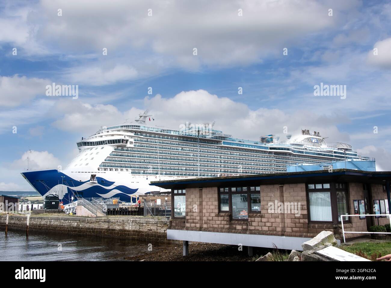 Cromarty Firth Port Authority, Invergordon, Regno Unito - 13 agosto 2018: Princess Cruise Lines, la Principessa reale, ancorata a Invergordon Foto Stock