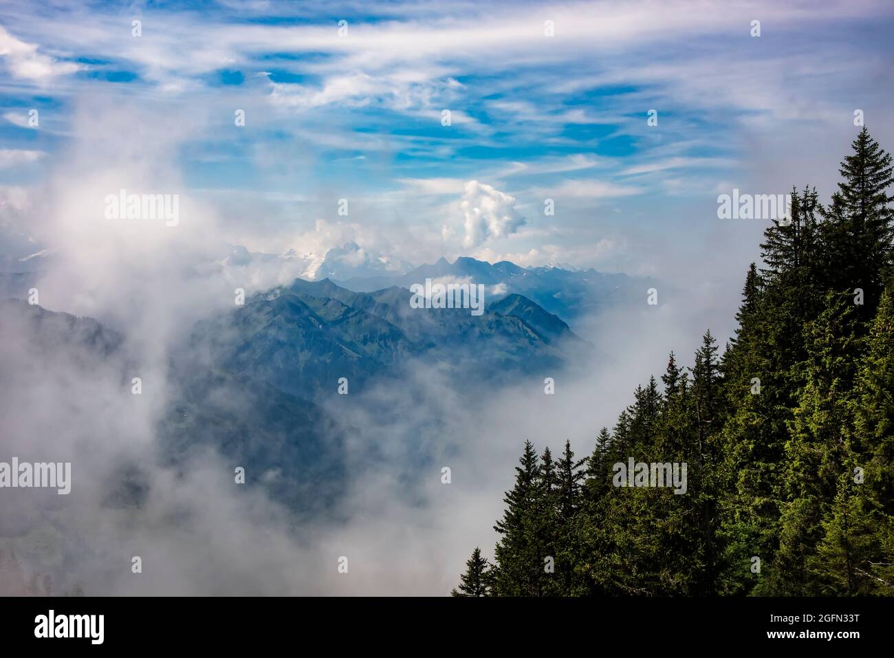 Le Alpi svizzere, le cime drammatiche, tra cui l'iconico Cervino, variano da 3,000 a 15,000 metri e si estende su tre quinti del paese Foto Stock