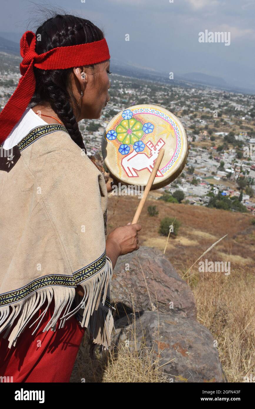 Curanderas, guaritori o sciamani tradizionali, esegue un rituale di fronte a un masso che ha una scultura di Xipe Totec, il dio azteco dell'agricoltura. Foto Stock