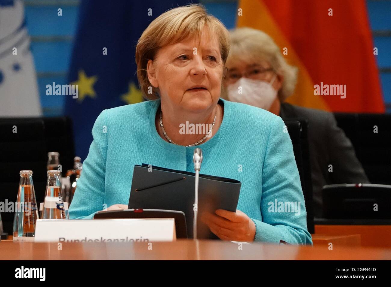 Berlino, Germania. 26 agosto 2021. La Cancelliera federale Angela Merkel (CDU) in un incontro con le organizzazioni economiche e finanziarie della Cancelleria federale. La cancelliera Angela Merkel ha incontrato i capi dell’OCSE, del FMI, della Banca mondiale, dell’OMC e dell’OIL. Credit: Clemens BilanPool/EPA POOL/dpa/Alamy Live News Foto Stock