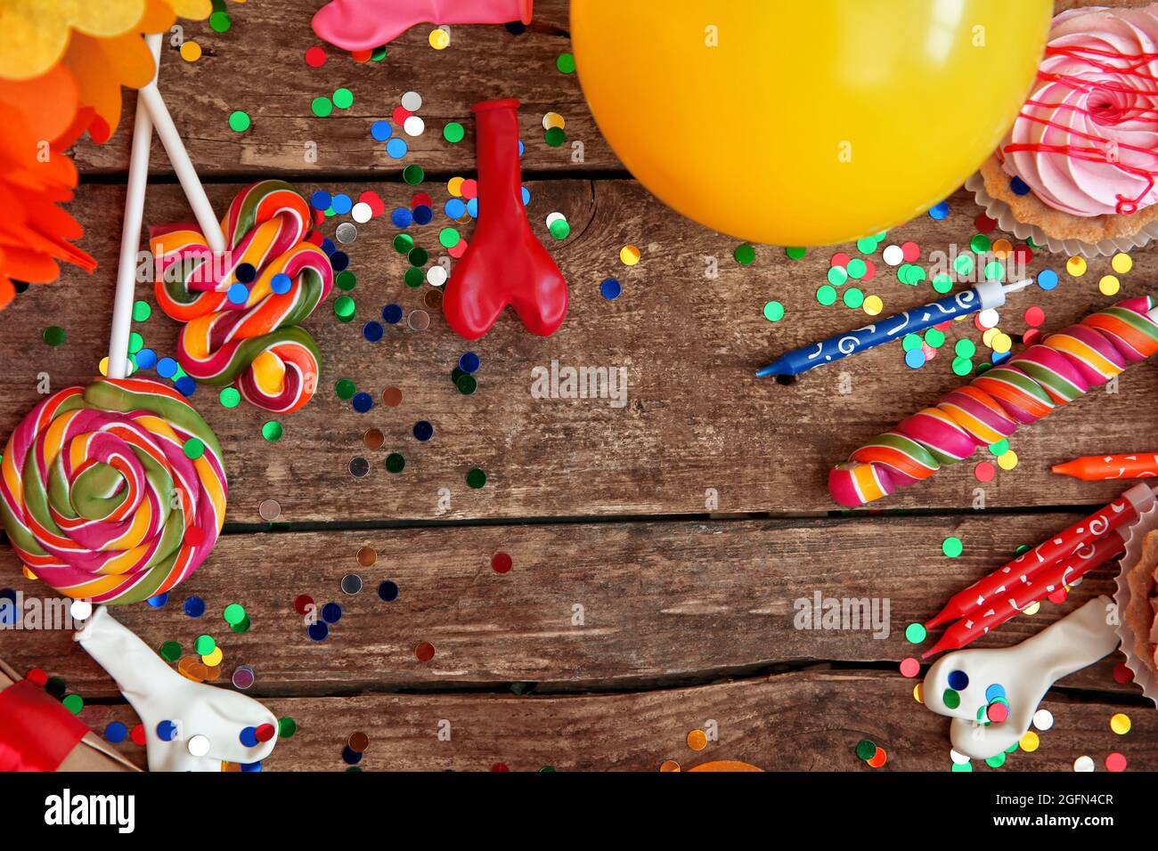 Oggetti per feste di compleanno su sfondo in legno, vista dall'alto Foto  stock - Alamy