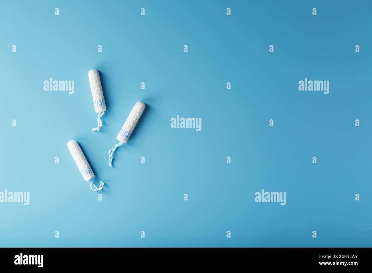 Tamponi ginecologici su sfondo blu, spazio libero Foto Stock