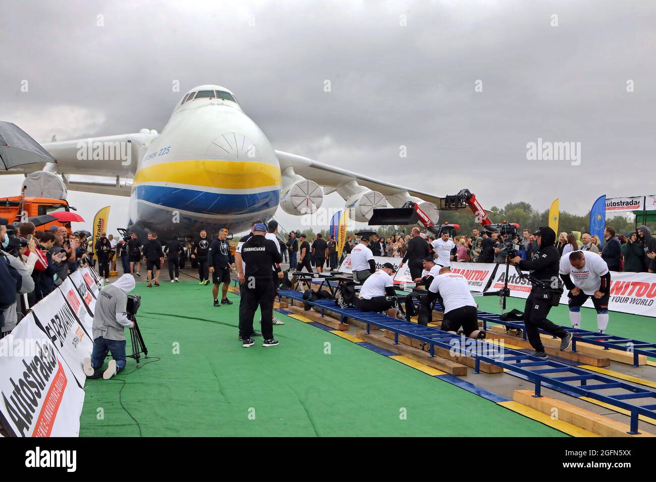 Hostomel, Ucraina. 26 agosto 2021. HOSTOMEL, UCRAINA - 26 AGOSTO 2021 - Antonov an-225 Mriya, l'aereo più pesante mai costruito, È raffigurato presso l'aerodromo di Antonov come otto uomini di sicurezza ucraini sono dovuti impostare il record per tirare l'aereo in celebrazione di 30 anni di indipendenza Ucraina e il 75 ° anniversario della società Antonov, Hostomel, Regione di Kiev, Ucraina settentrionale. Gli atleti hanno tirato l'aereo 285t per quattro metri e 30 centimetri in un minuto e 13 secondi. Credit: Ukrinform/Alamy Live News Foto Stock