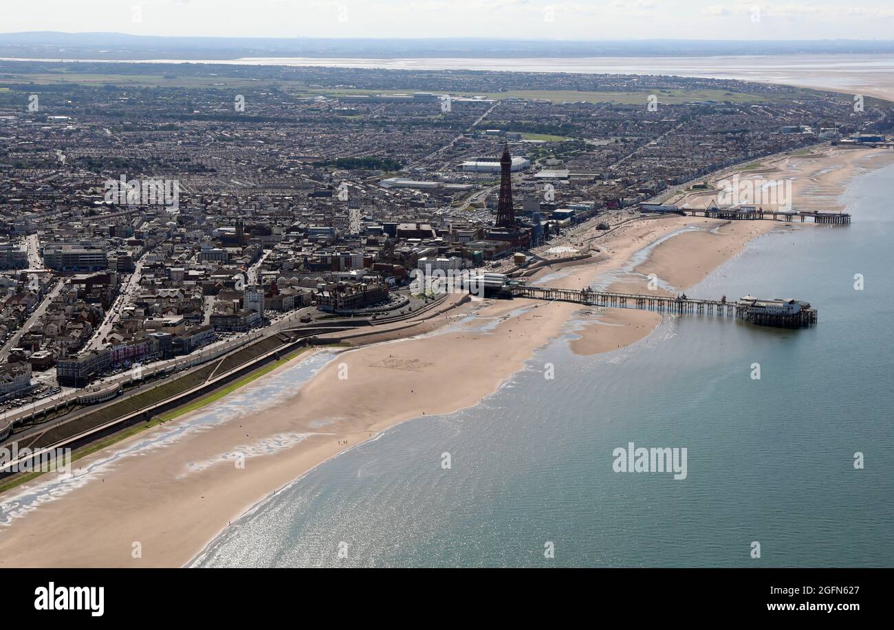 Vista aerea di Blackpool, con la spiaggia di Golden Mile, la Blackpool Tower e Blackpool Piers Foto Stock