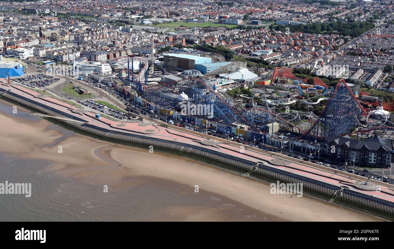 Vista aerea di Blackpool Pleasure Beach e parte della spiaggia di Golden Mile, Blackpool Foto Stock