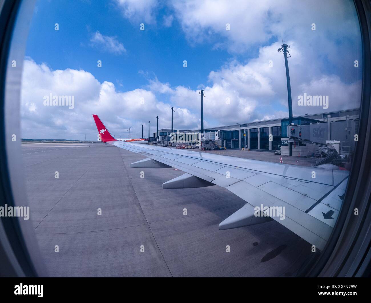 Schönefeld, Germania - 11 agosto 2021 - Vista dalla finestra del velivolo al campo d'aviazione dell'aeroporto di Berlino Brandeburgo Foto Stock