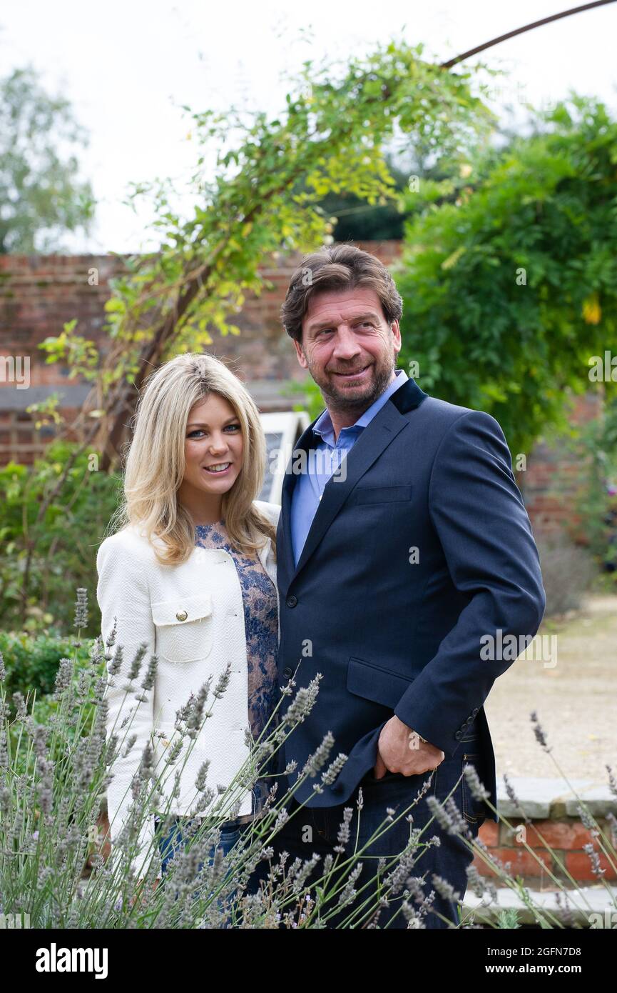 Dorney, Buckinghamshire, Regno Unito. 25 Ottobre 2013. Jessica Rose Moor e suo marito TV Presenter Nick Knowles a Dorney Court Kitchen Garden. Credit: Maureen McLean/Alamy Foto Stock