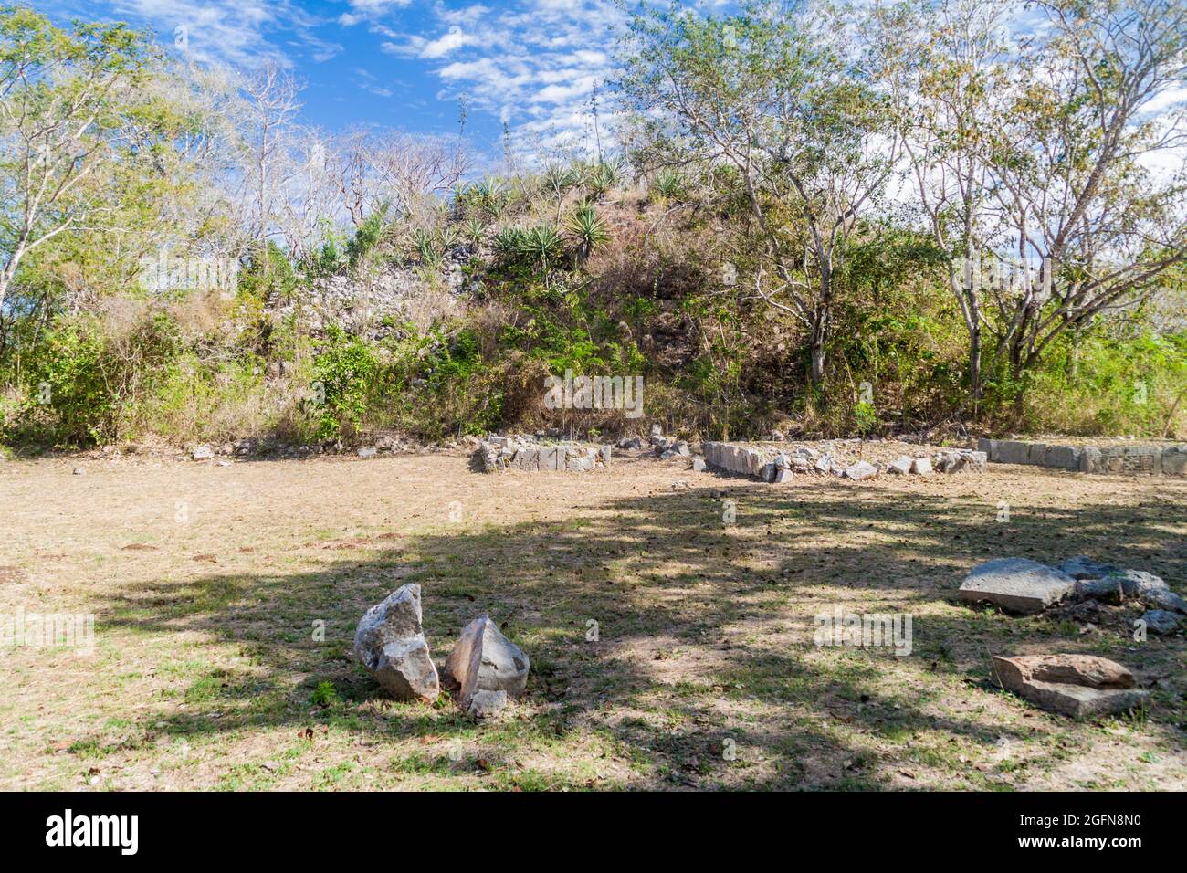 Rovine nel gruppo tempio del cimitero presso le rovine dell'antica città maya Uxmal, Messico Foto Stock