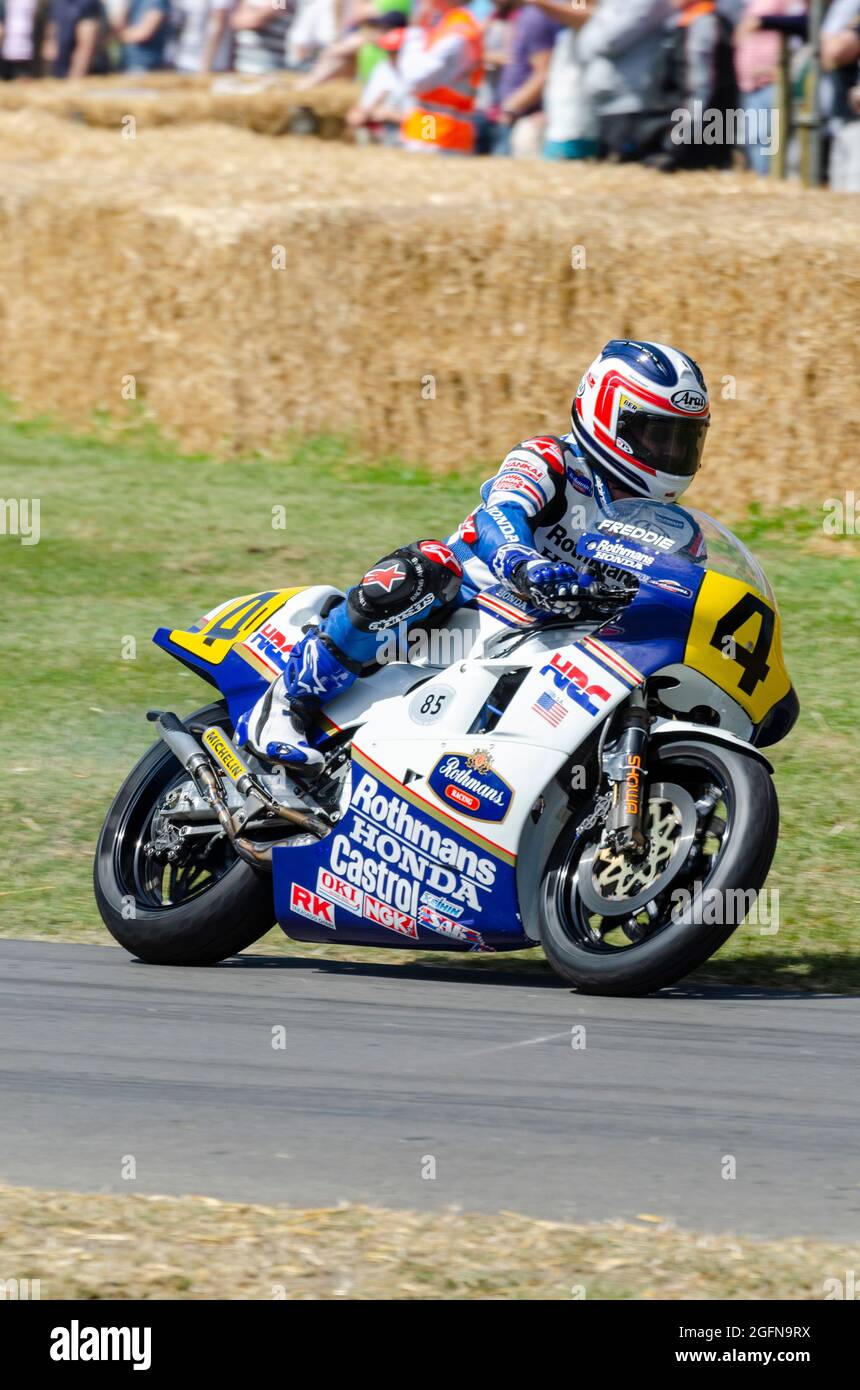 Freddie Spencer guida la Honda NSR500 che ha percorso alla vittoria nel Campionato del mondo 1985 500cc. Corse a Goodwood 2014 Foto Stock