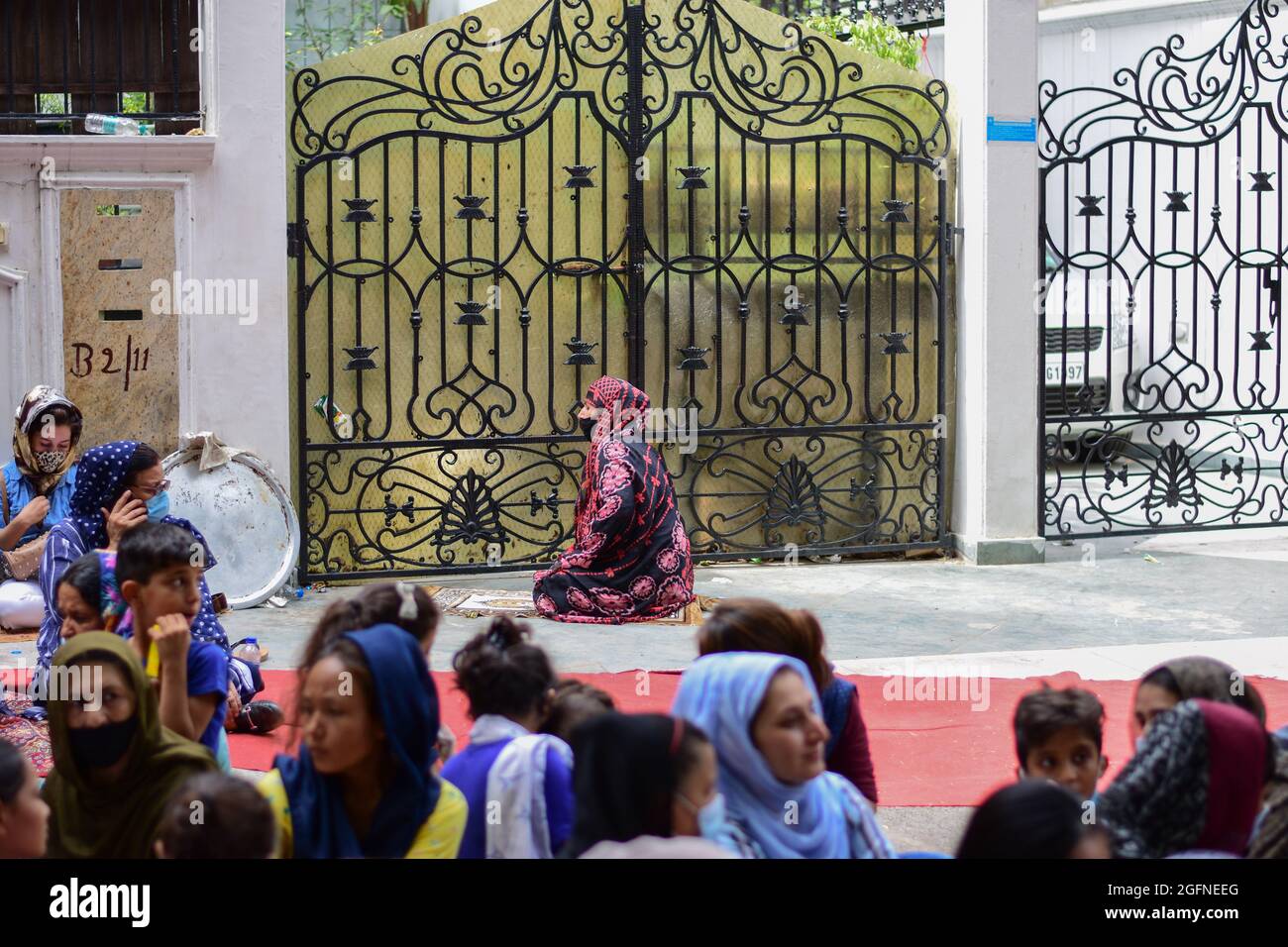 New Delhi, India. 26 agosto 2021. Una donna afghana offre namaz (preghiera) durante la manifestazione. I cittadini afghani hanno tenuto una protesta fuori dall'ufficio dell'Alto Commissariato delle Nazioni Unite per i rifugiati (UNHCR) per sollecitare la comunità internazionale ad aiutare i rifugiati afghani che vivono a Nuova Delhi. (Foto di Manish Rajput/SOPA Images/Sipa USA) Credit: Sipa USA/Alamy Live News Foto Stock