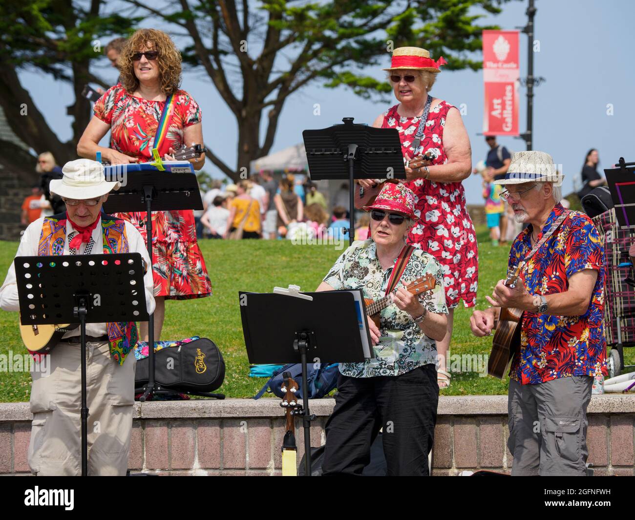 All@C, un gruppo locale di ukulele (un gruppo di pensionati) che cantano e giocano all'annuale Bude-Stratton Heritage Festival, Bude, Cornovaglia, UK 25/07/2021 Foto Stock