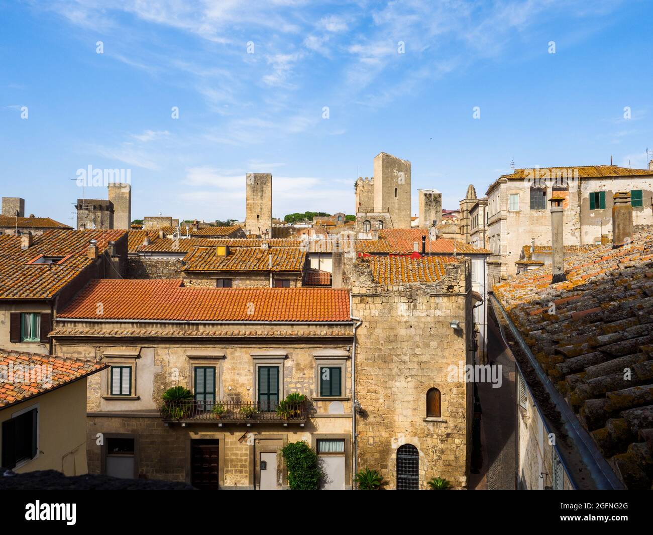 Skyline della città etrusca e medievale di Tarquinia con alcune delle sue numerose torri - Lazio, Italia Foto Stock