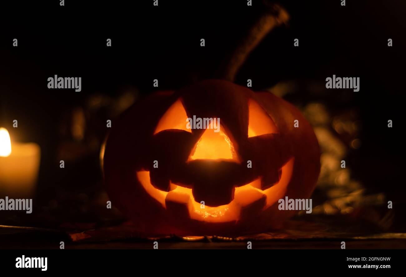 testa di zucca nella notte di halloween Foto Stock