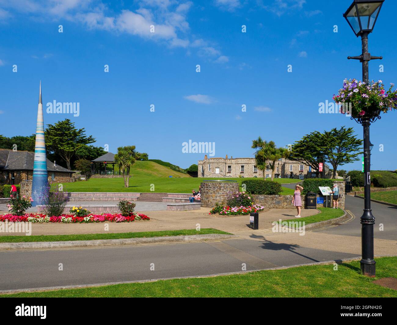 Bude Light è stato eretto per segnare il millennio e ricordare Sir Goldsworthy Gurney un inventore vittoriano che ha costruito la casa dietro noto come il castello, Foto Stock