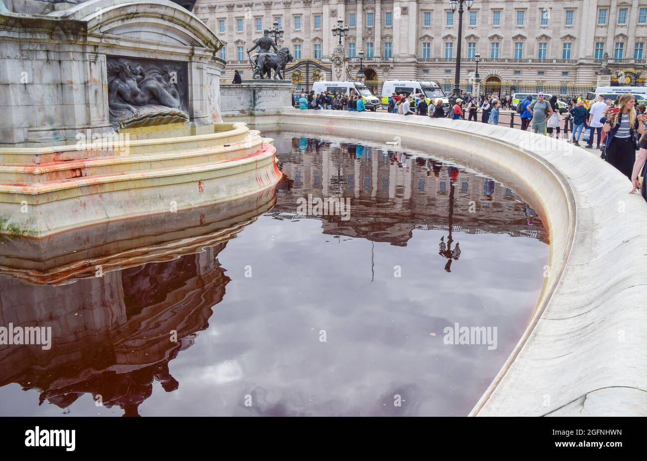 Londra, Regno Unito. 26 agosto 2021. Gli attivisti della ribellione animale riempirono e coprirono le fontane del Victoria Memorial fuori Buckingham Palace con sangue falso, per protestare contro l'uso da parte della famiglia reale della sua vasta terra per l'agricoltura animale e la caccia. (Credit: Vuk Valcic / Alamy Live News) Foto Stock