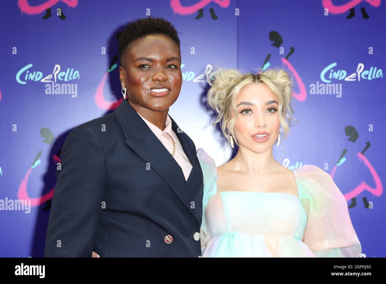 Non esclusiva: Nicola Adams ed Ella Baig, Cinderella di Andrew Lloyd Webber - Gala Performance, Gillian Lynne Theatre Drury Lane, Londra, UK, 25 Augus Foto Stock