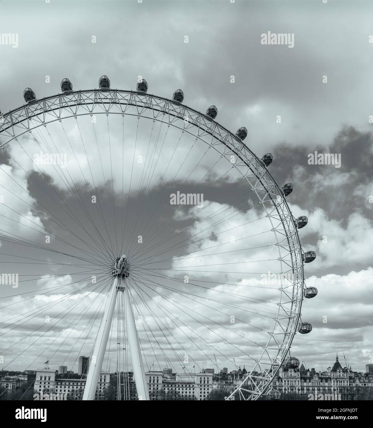 Una visione del London Eye da una prospettiva diversa a Londra, Regno Unito. Foto Stock