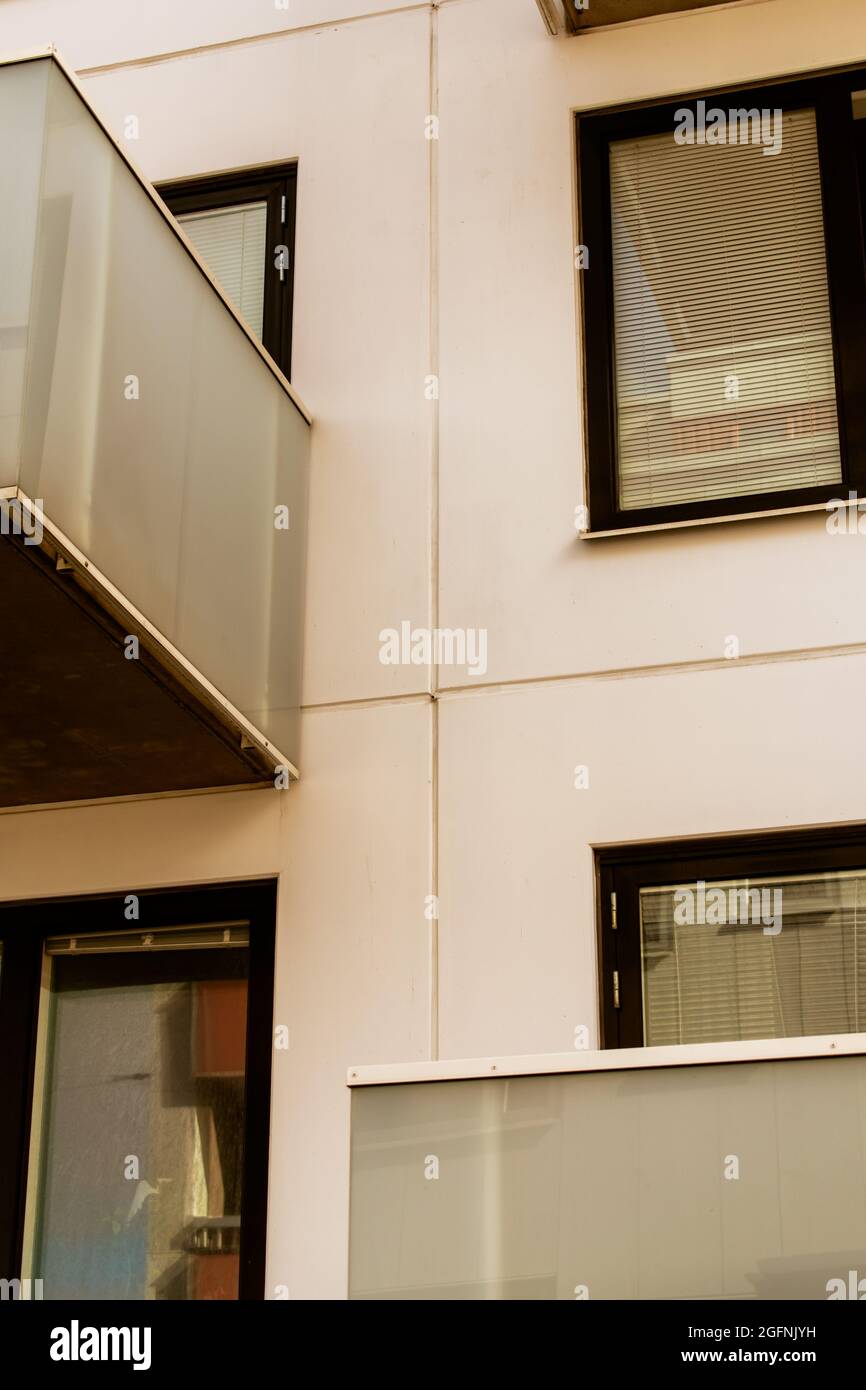 Un colpo stretto di una facciata casa con balconi Foto Stock
