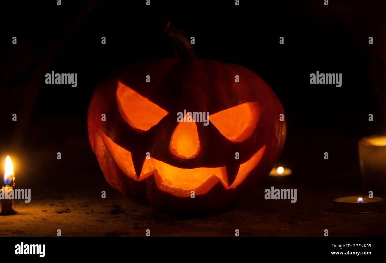 testa di zucca con candele al buio la notte di halloween Foto Stock