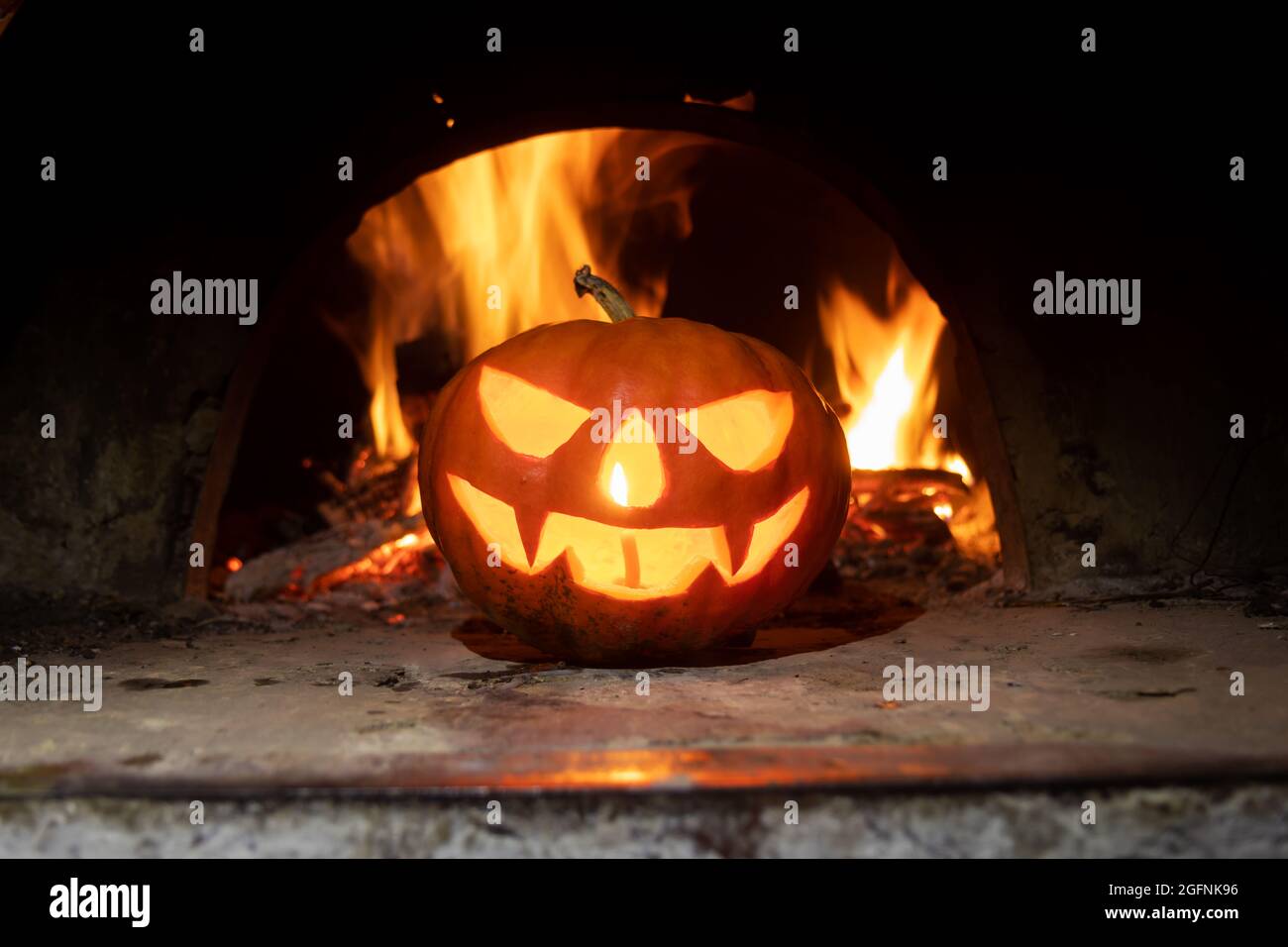 testina di zucca sullo sfondo del fuoco che brucia Foto Stock