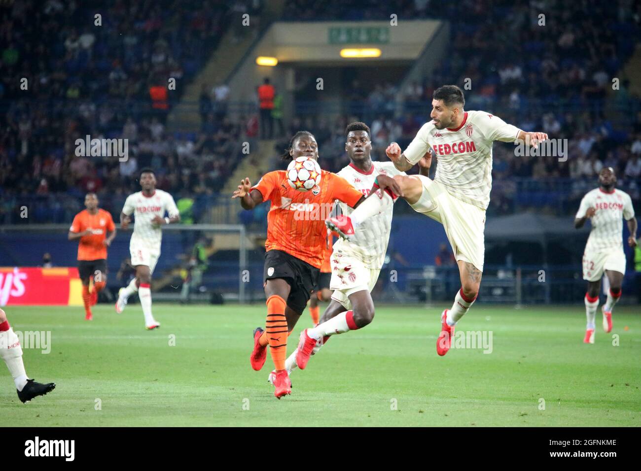 Non esclusiva: KHARKIV, UCRAINA - 24 AGOSTO 2021 - Forward of FC Shakhtar Donetsk Lassina Traore (L) è visto in azione durante la UEFA Cham 2021/2022 Foto Stock