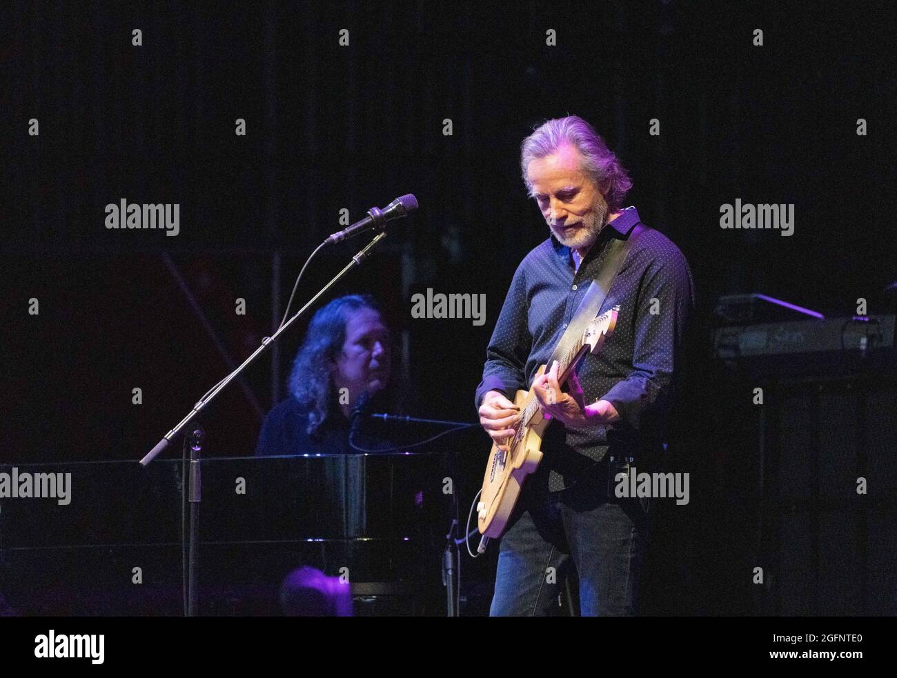 25 agosto 2021, Camden, New Jersey, USA: JACKSON BROWNE suona al BB&T Pavilion di Camden, New Jersey. BROWNE e James Taylor sono in tour insieme. Taylor si unì A BROWNE sul palco verso la fine del suo set per cantare il pretendente, tra gli altri. BROWNE ha restituito il favore alla fine del set di Taylorâ. Il figlio di Taylorâ, Henry, è in tournée con la All Star Band. (Credit Image: © Jim Z. Rider/ZUMA Press Wire) Foto Stock