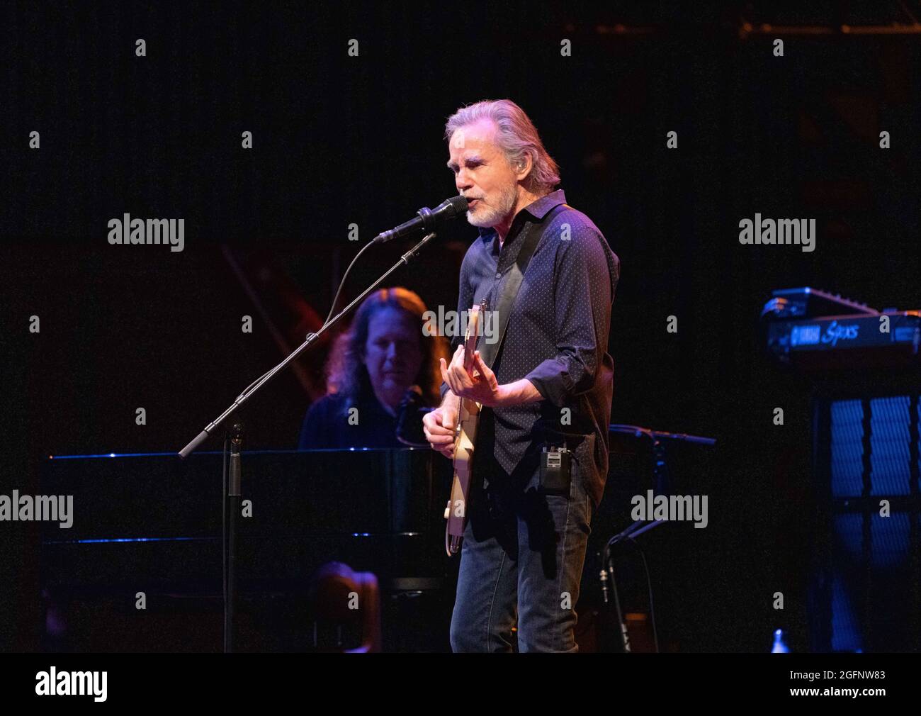 25 agosto 2021, Camden, New Jersey, USA: JACKSON BROWNE suona al BB&T Pavilion di Camden, New Jersey. BROWNE e James Taylor sono in tour insieme. Taylor si unì A BROWNE sul palco verso la fine del suo set per cantare il pretendente, tra gli altri. BROWNE ha restituito il favore alla fine del set di Taylorâ. Il figlio di Taylorâ, Henry, è in tournée con la All Star Band. (Credit Image: © Jim Z. Rider/ZUMA Press Wire) Foto Stock