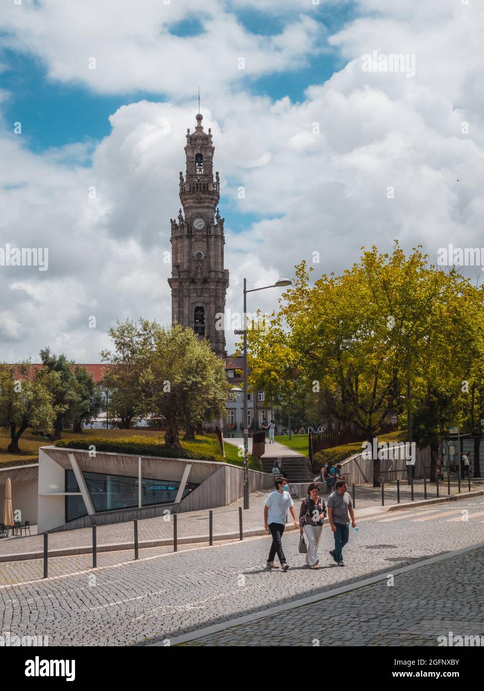 PORTO, PORTOGALLO - 05 luglio 2021: Il colpo verticale della Torre Clerigos e turisti a Porto, Portogallo Foto Stock