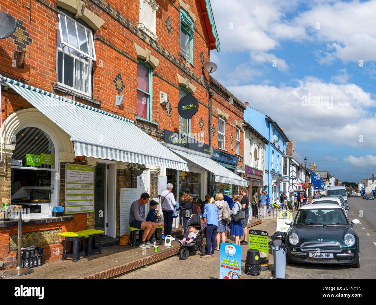 Negozi e ristoranti in High Street, Aldeburgh, Suffolk, East Anglia, Inghilterra, REGNO UNITO Foto Stock