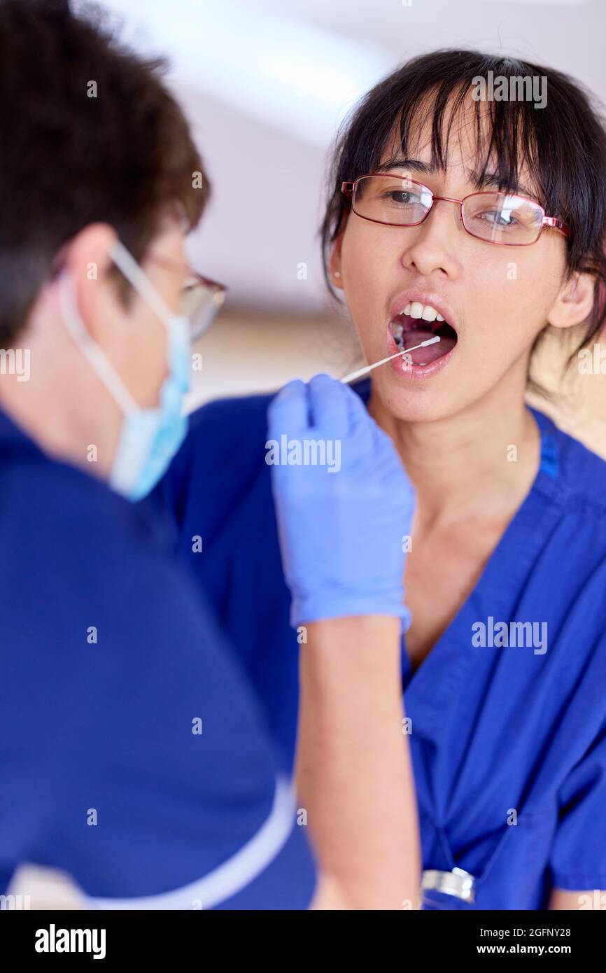 Test PCR infermiere Foto Stock