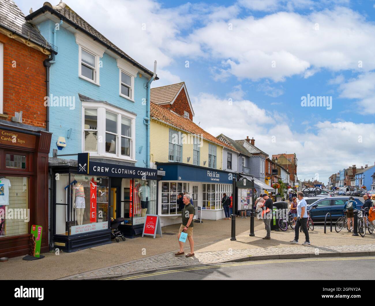 Negozi in High Street, Aldeburgh, Suffolk, East Anglia, Inghilterra, REGNO UNITO Foto Stock